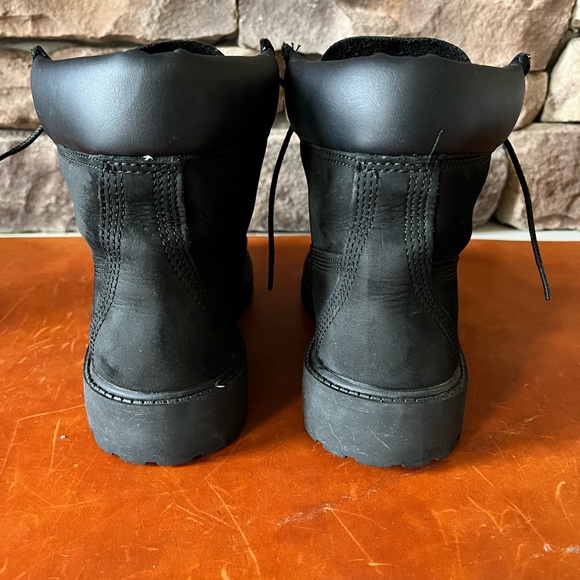 Timberland black boots. Size 4. Pristine condition. - Picture 3 of 6